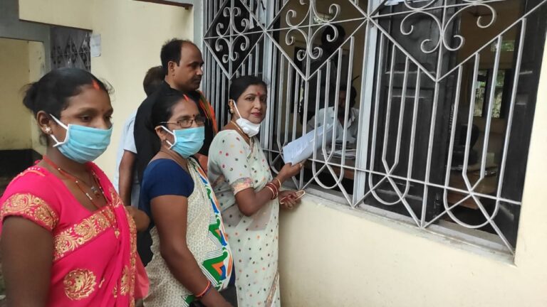 एनडीए उम्मीदवार रंजना चौधरी ने दुद्धी ब्लाक प्रमुख के लिए गर्मजोशी के साथ किया नामांकन।