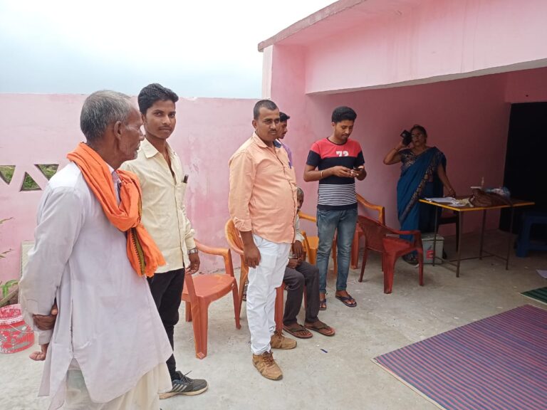 फुलवार में टीकाकरण के लिये उमड़ी भीड़, कम पड़ गया वैक्सीन।