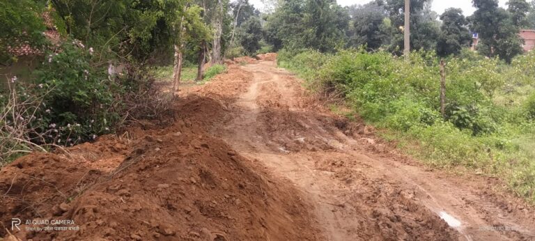 नमामि गंगे परियोजना–सड़क किनारे खुदाई कर मिट्टी सड़क पर छोड़ने से राहगीर हो रहे घायल।