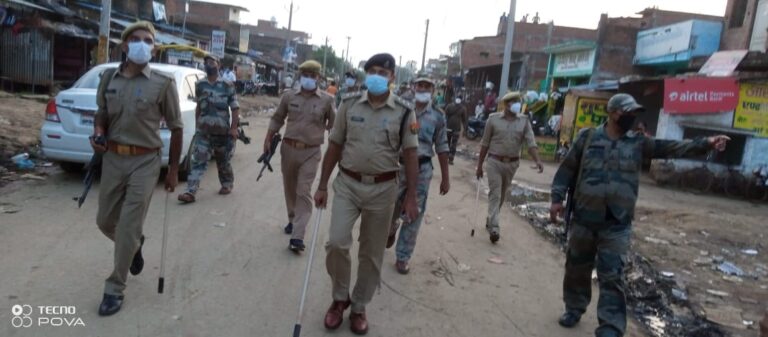 शांति व्यवस्था बनाए रखने के लिए सीओ के नेतृत्व में खलियारी बाजार में फ्लैग मार्च।