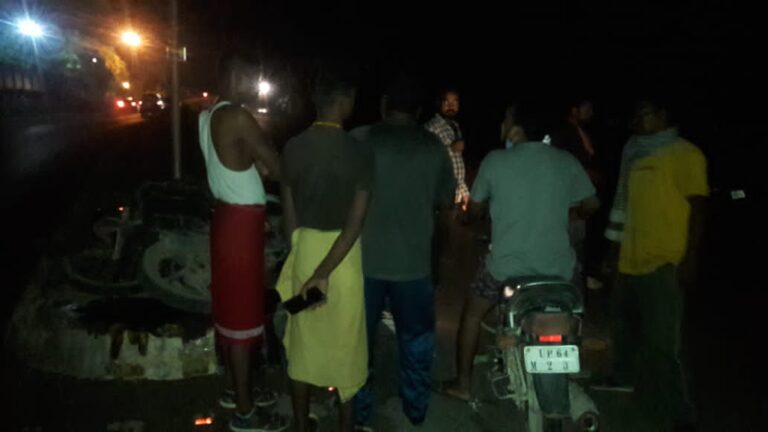 बल्कर के चपेट में आने से बाइक सवार एक की मौत दो घायल