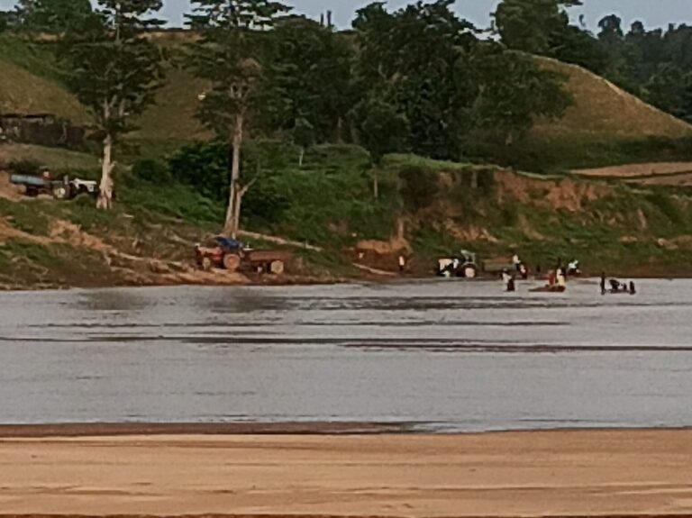 अवैध खनन-: करहिया बोधाडीह में नही रुक रहा अवैध खनन का खेल, जिम्मेदार नही ले रहे सुधी।