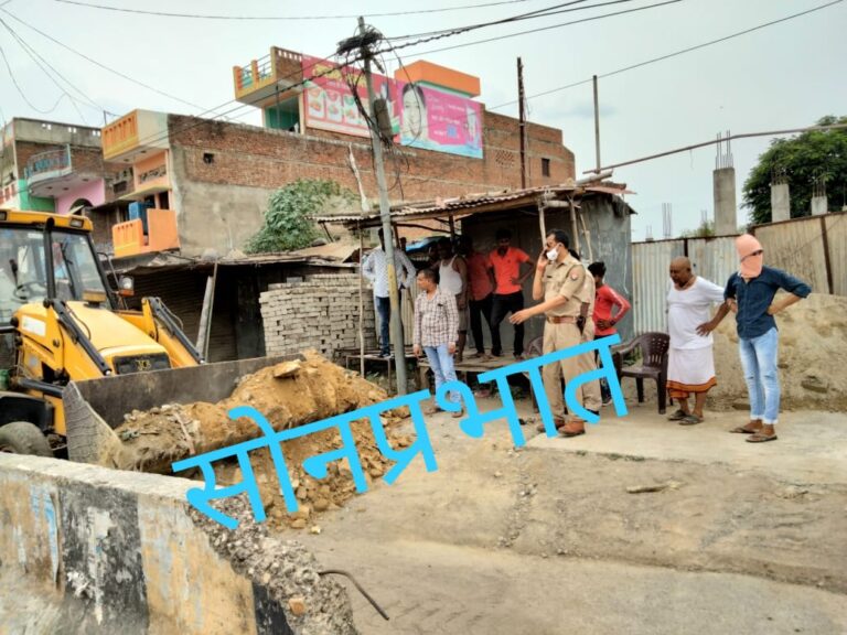 डाला – सर्विस रोड पर पडे हुए मिट्टी,कचरा को पुलिस ने हटवाया।