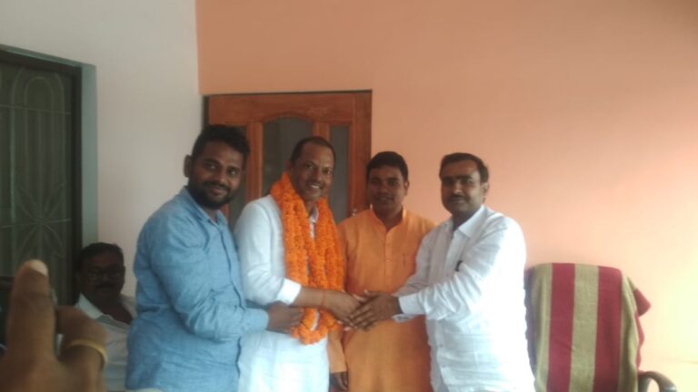 जिला पंचायत अध्यक्ष प्रतिनिधि अरुण पटेल व अपना दल एस राष्ट्रीय कार्यकारिणी सदस्य दिनेश बियार का विधानसभा अध्यक्ष आवास पर जोरदार स्वागत।