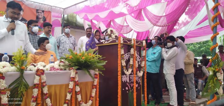 बभनी ब्लॉक परिसर में नव निर्वाचित ब्लाक प्रमुख ने किया शपथ ग्रहण।