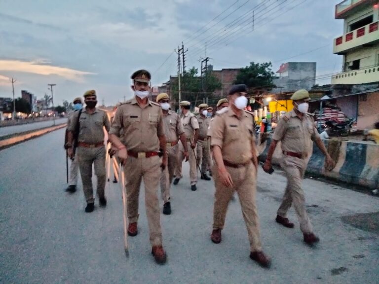 डाला में क्षेत्राधिकारी के नेतृत्व में निकाला गया फ्लैग मार्च