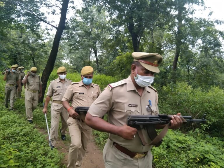 नक्सल संचरण की रोकथाम के लिए प्रभारी निरीक्षक सहित पीएसी के जवानों ने की सघन कांबिंग।