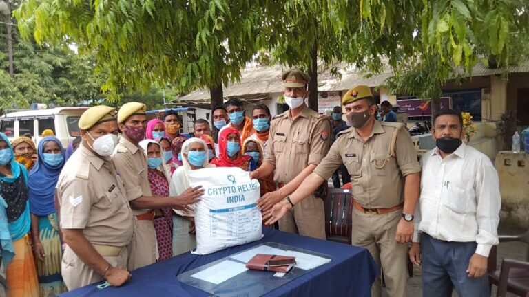 पुलिस ने नशे के विरुद्ध चौकी परिसर में लगाया जनचौपाल, जरूरतमन्द बुजुर्ग महिलाओं को बांटा खाद्य सामग्री।