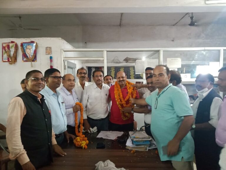 मिलनसार, हरदिल अजीज, जिंदादिल रजिस्ट्रेशन असिस्टेंट राजेश सक्सेना का कन्नौज स्तांतरण पर भावपूर्ण विदाई अधिवक्ताओं द्वारा दी गई।