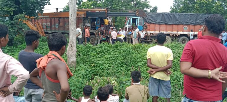 दो ट्रको में हुई जोरदार आमने-सामने टक्कर, सुपाचूआ निवासी एक की मौके पर मौत।