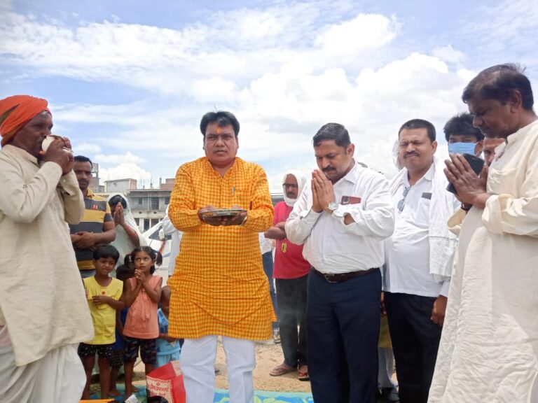 सराहनीय पहल – 15 लाख रुपए की लागत से निर्माणाधीन सीढ़ी और शेड का विधायक हरिराम चेरो ने भूमि पूजन, नारियल तोड़ कर किया प्रारंभ।