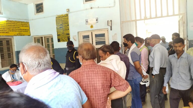 ओबरा परियोजना चिकित्सालय वैक्सीनेशन सेंटर पर दिखी बड़ी लापरवाही इसका जिम्मेदार कौन?