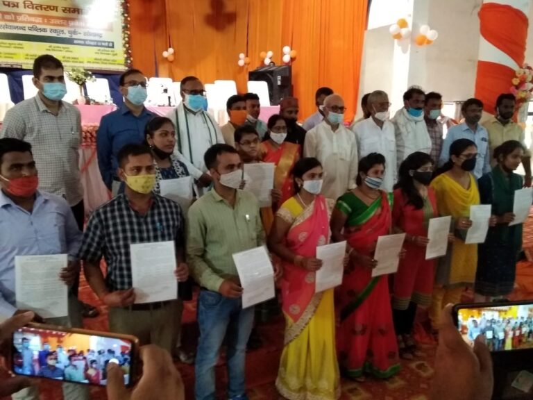 मुस्कान – बेसिक शिक्षा विभाग 69000 शिक्षक भर्ती क्रम में 38 अध्यापकों को नियुक्ति पत्र वितरण भव्य समारोह चुर्क में किया गया।