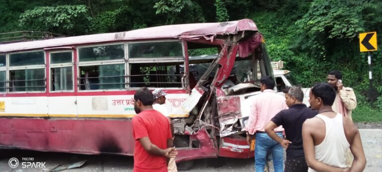 रोडवेज बस और ट्रक में टक्कर दोनो ड्राइवर घायल, वन देवी मंदिर के पास मोड़ पर हुई दुर्घटना।
