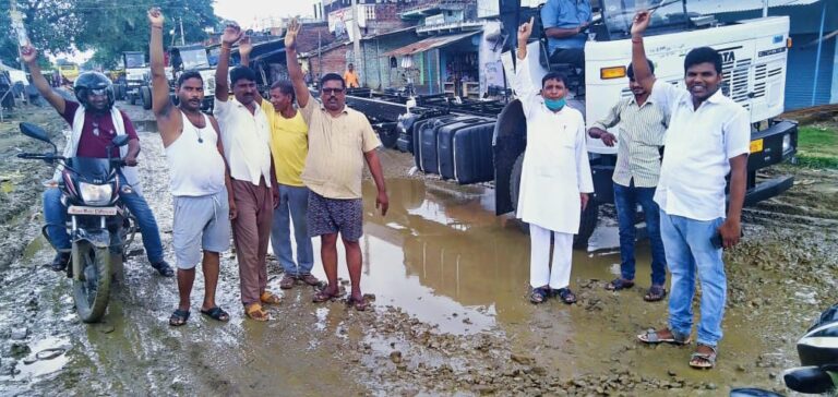 कोन -विंढमगंज मार्ग की सड़के गड्ढों में तब्दील हो रही , राहगीर परेशान।