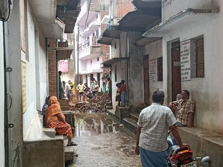 लापरवाही – बारिश के बीच बिना छत का कच्चा मकान गिरा, होण्डा शाइन बाइक मलबे में दबी।