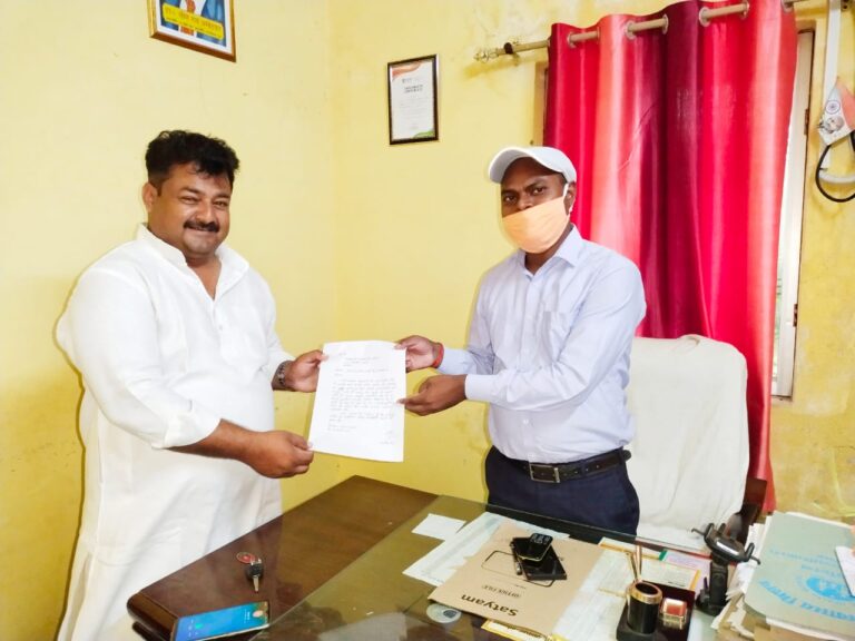 डाला नगर में साफ सफाई की व्यवस्था को सुदृढ़ बनाने के लिए ईओ को सौपा ज्ञापन।