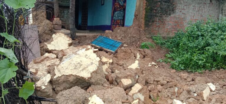 दो दिन से लगातार बारिश ने ढहाया गरीब का आशियाना।