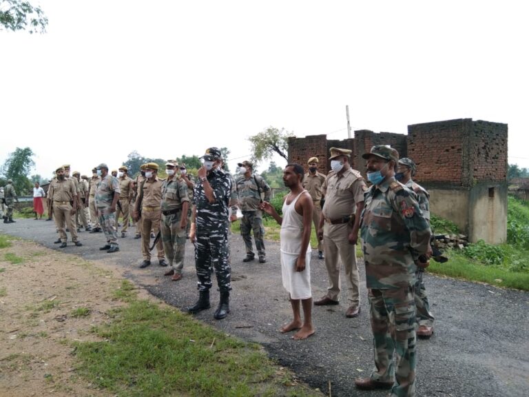 नक्सली संचरण की रोकथाम के लिए अपर पुलिस अधीक्षक जंगलों में कांबिंग में उतरे।