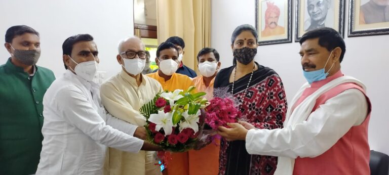 केंद्रीय वाणिज्य एवं उद्योग राज्यमंत्री माननीय अनुप्रिया पटेल से सांसद पकौड़ी लाल कोल, अपना दल एस कार्यकर्ता ने शिष्टाचार भेंट किया।