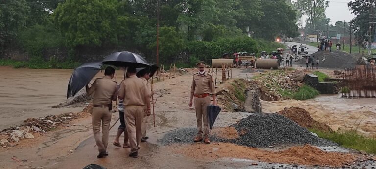 सावधान – लगातार बारिश से लौआ नदी उफान पर सुरक्षा को लेकर यातायात मार्ग बंद।