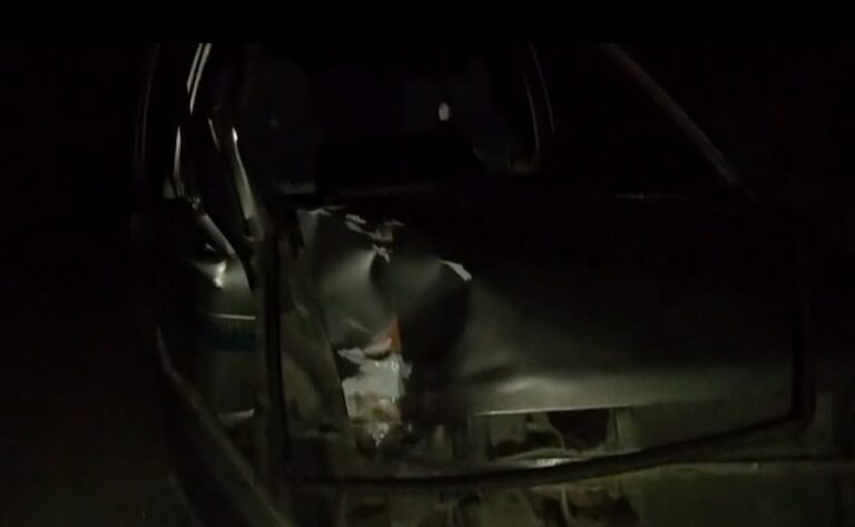 मोटरसाइकिल सवार को बचाने के चक्कर मे कार सवार दो व्यक्ति हुए घायल।