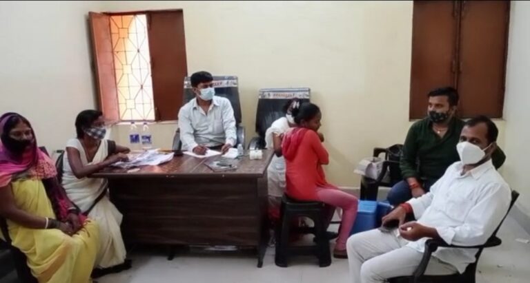 प्रधान व ग्रामीणो ने कोटा पंचायत भवन में 208 लोगों ने कोविशील्ड का टीका लगवाया।