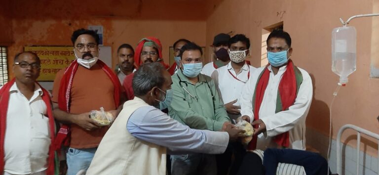 पूर्व मुख्यमंत्री अखिलेश यादव के जन्मदिवस पर सपा कार्यकर्ताओं ने मरीजों में फल और ब्रेड वितरण किया।