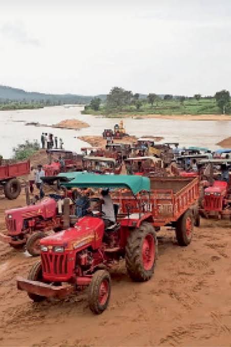 बाल बाल बचे राजस्व टीम -: अवैध बालू लेकर जा रहे ट्रैक्टर द्वारा राजस्व टीम पर ट्रैक्टर चढ़ाने की सनसनीखेज कोशिश।