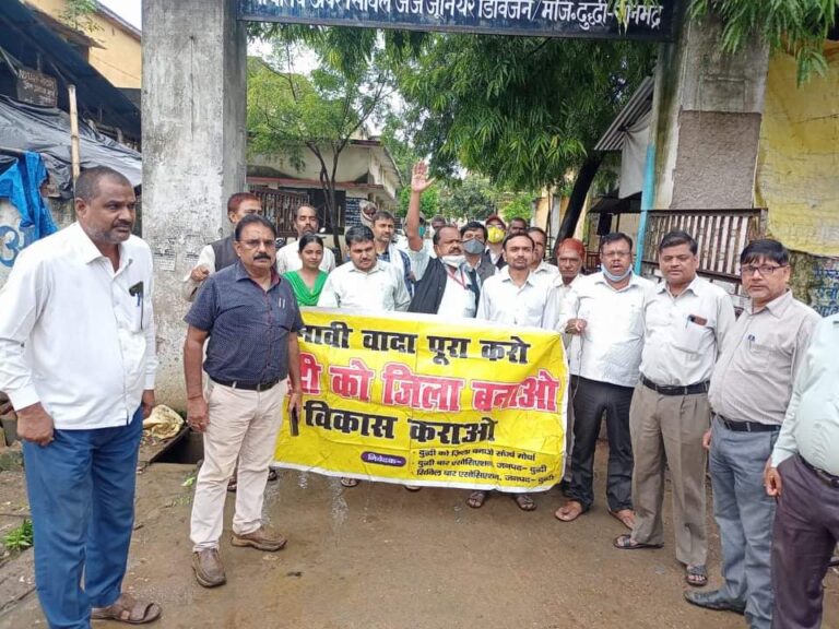 दुद्धी को जिला बनाओ संघर्ष मोर्चा का जोरदार प्रदर्शन