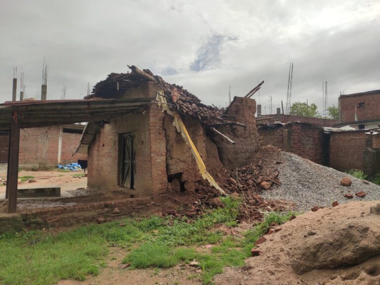 लगातार हो रही बारिश से मकान धराशायी।