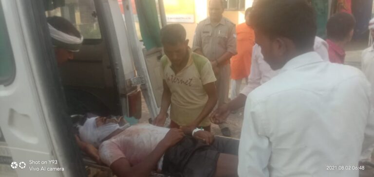 घर में सो रहे दंपत्ति पर फावड़े से हमला, पत्नी की मौत, पति गंभीर।