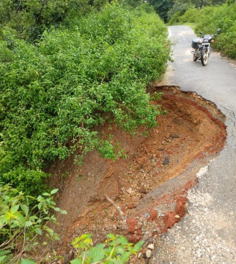 लगातार बारिश से हथवानी में मार्ग टूटा, रेणुकूट जाने में हो रही परेशानी।