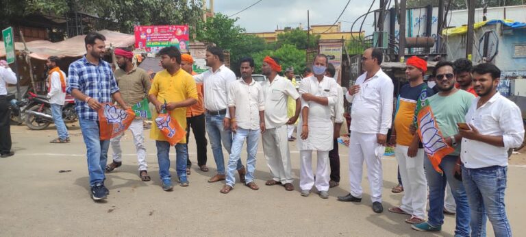 एमएलसी आशुतोष सिन्हा को भारतीय जनता पार्टी के कार्यकर्ताओं द्वारा काला झंडा दिखाया गया