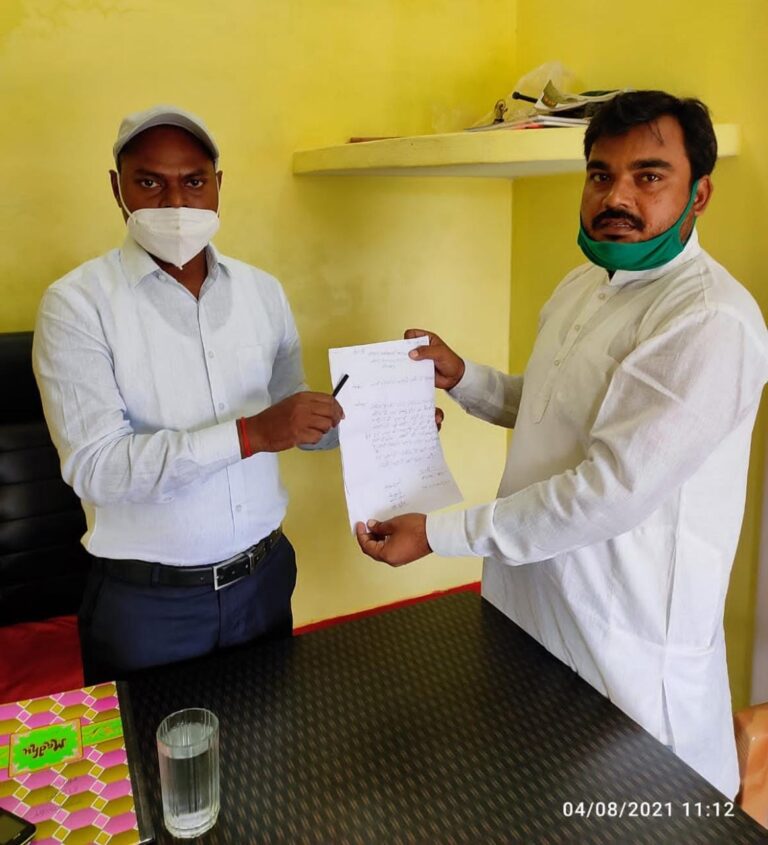 डाला नाली निर्माण कराए जाने को लेकर दिया ज्ञापन