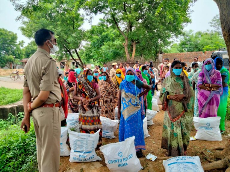 पुलिस ने नशे के विरुद्ध धौठा टोला में लगाया जनचौपाल, जरूरतमन्द बुजुर्ग महिलाओं को बांटा खाद्य सामग्री।