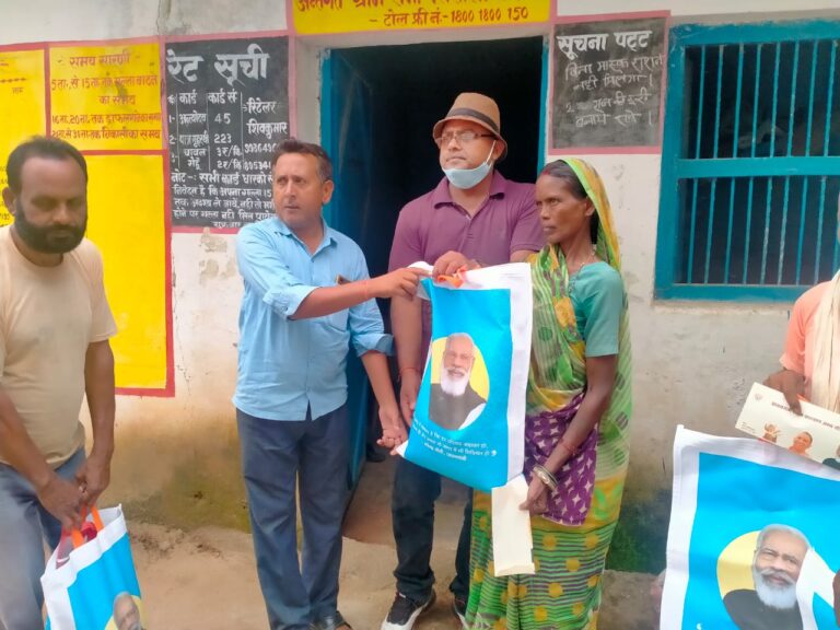 लिलासी में प्रधानमंत्री गरीब जन कल्याण योजना अंतर्गत मुफ्त राशन वितरित की गई।