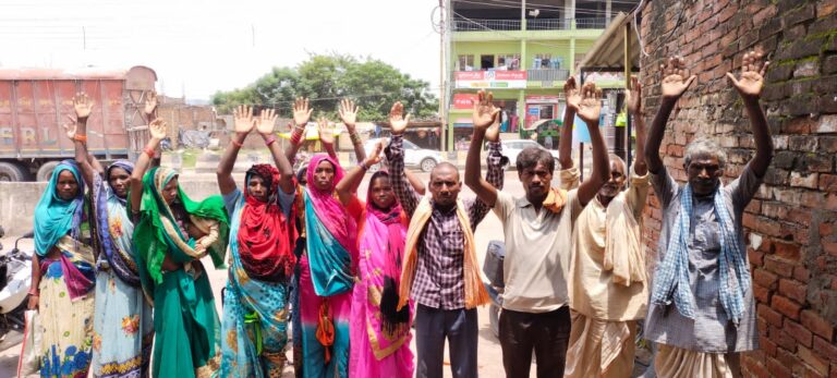 धांधली ठगी के खिलाफ ग्रामीणों ने की आवाज बुलंद, धोखे से निकाला खाते से हजारों रुपए।