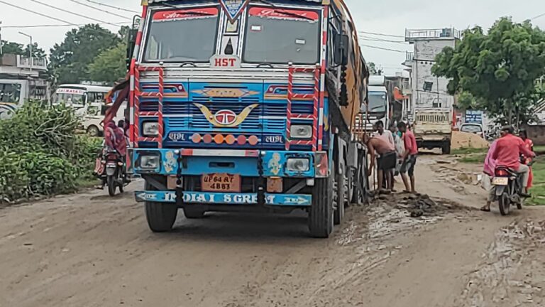 दुद्धी म्योरपुर चीर घर के सामने गड्ढे में फंसी ट्रक।