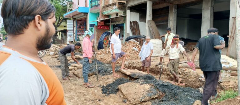 लिलासी बाजार में नाली की समस्या से अब मिली निजात, नव निर्वाचित ग्राम प्रधान की पहल की प्रशंसा गांव में।