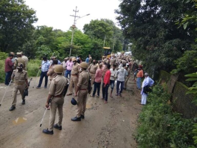 वन विभाग ने अतिक्रमणकारियों को भारी सुरक्षा बलों के साथ खदेड़ा,अवैध आशियाना पर चला बुलडोज़र।