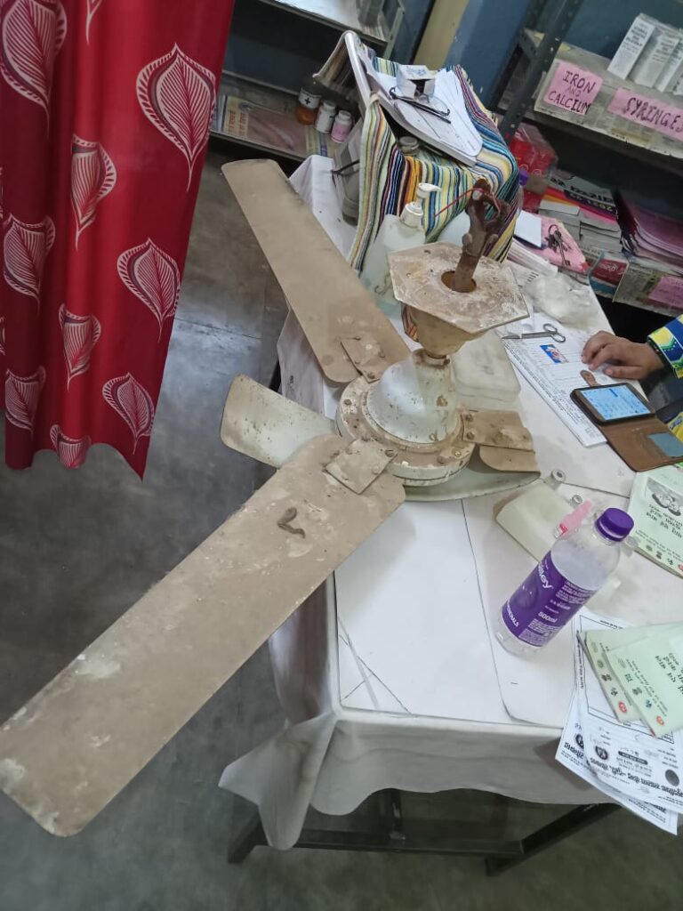 लापरवाही दुद्धी सी एच सी – स्टॉफ नर्स टीकाकरण रूम का पंखा अचानक गिरा बाल बाल बची नर्स।