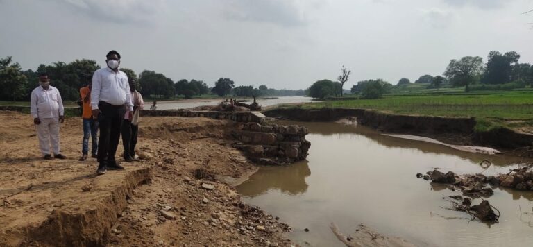 फुलवार और जोरुखाड़ को जोड़ने वाली बहे रास्ते का निरीक्षण करने पहुंचे एसडीएम दुद्धी।