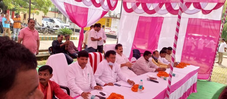 म्योरपुर ब्लॉक पर पूरे विकासखंड के जनप्रतिनिधियों से शिष्टाचार भेंट, दुद्धी विधायक,म्योरपुर व बभनी ब्लॉक प्रमुख, समेत कई शख्सियत रहे मौजूद।