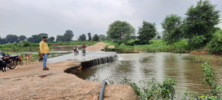 दुर्घटना की बाट जोह रहा ग्राम रजखड़ की क्षतिग्रस्त पुलिया, पूर्व में बाइक चालक सहित समा चुके हैं नदी में, बीच बचाव से बची थी जान।