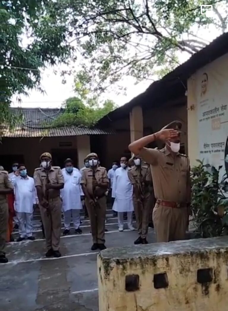 पुलिस चौकी डाला परिसर में 75 वां स्वतंत्रता दिवस पर धूमधाम से मनाया गया। सोनभद्र के विभिन्न जगहों से जुड़ी तस्वीर।