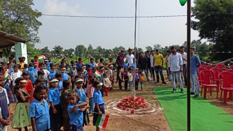 स्वतन्त्रता दिवस के मौके पर सोन छात्र संघ के नेतृत्व में सेंदुर के रेशमी सोनांचल महाविद्यालय में किया गया ध्वजारोहण।