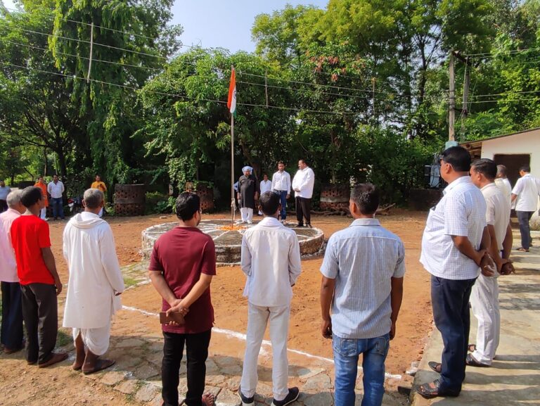 दुद्धी डीसीएफ कार्यालय पर चेयरमैन ने फहराया तिरंगा।