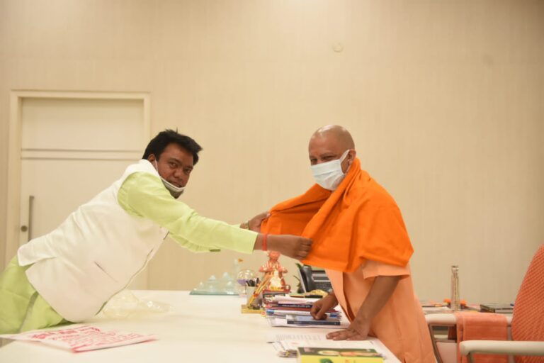 यूपी मुख्यमंत्री योगी आदित्यनाथ से मिले दुद्धी विधायक हरिराम चेरो, किया अंग वस्त्र भेंट। जल्द दुद्धी आएंगे मुख्यमंत्री।