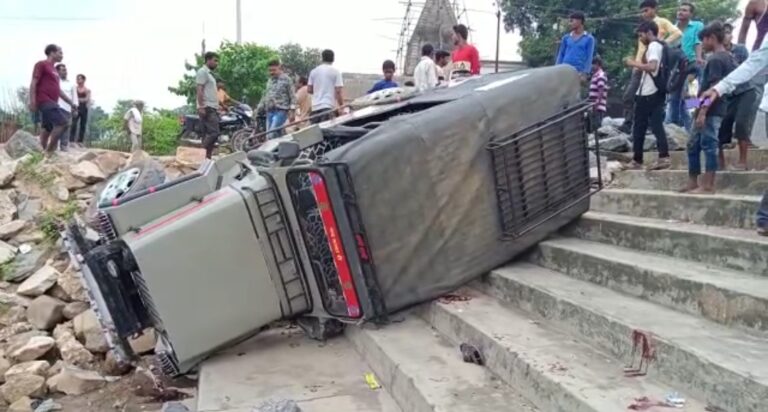संस्था लापरवाही – लौआ नदी डायवर्जन रूट पर कमांडर जीप पलटी, गंभीर स्थिति में ड्राइवर व अन्य को सीएचसी लाया गया।